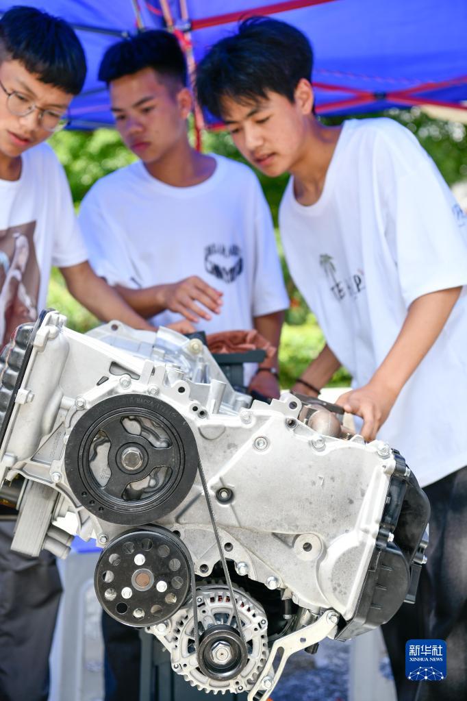 6月26日，贵州省龙里县中等职业学校的学生在进行汽车零部件维修技能展示。