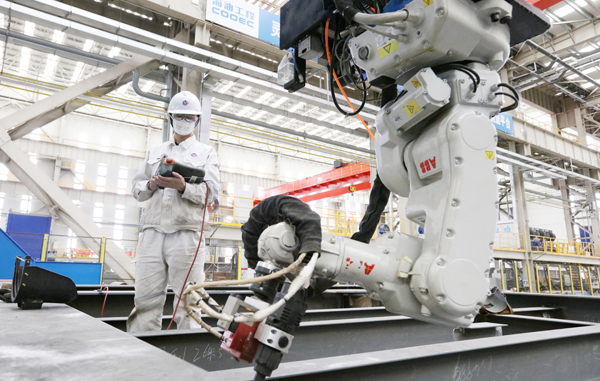 工作人员在基地车间内操控智能机器人。受访者供图