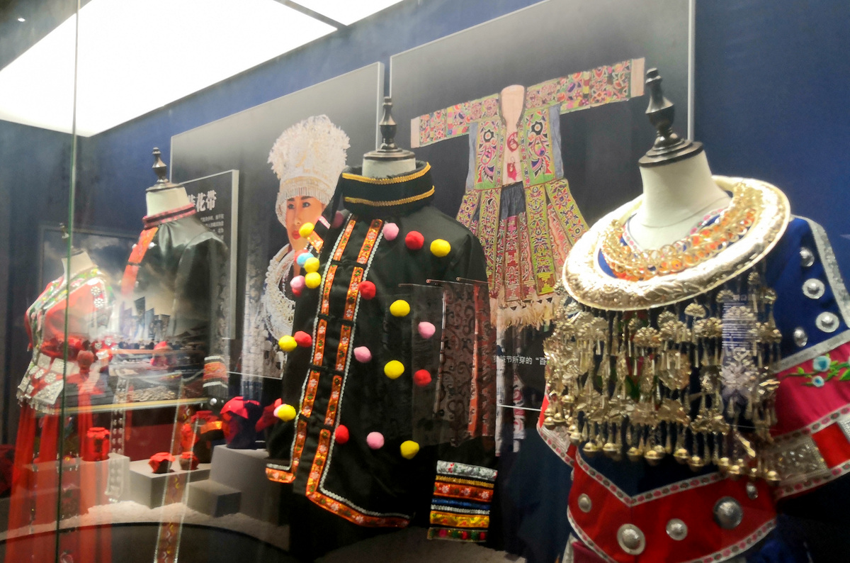 圖為民族風情園內展示的少數民族傳統服飾。人民網記者孫博洋攝