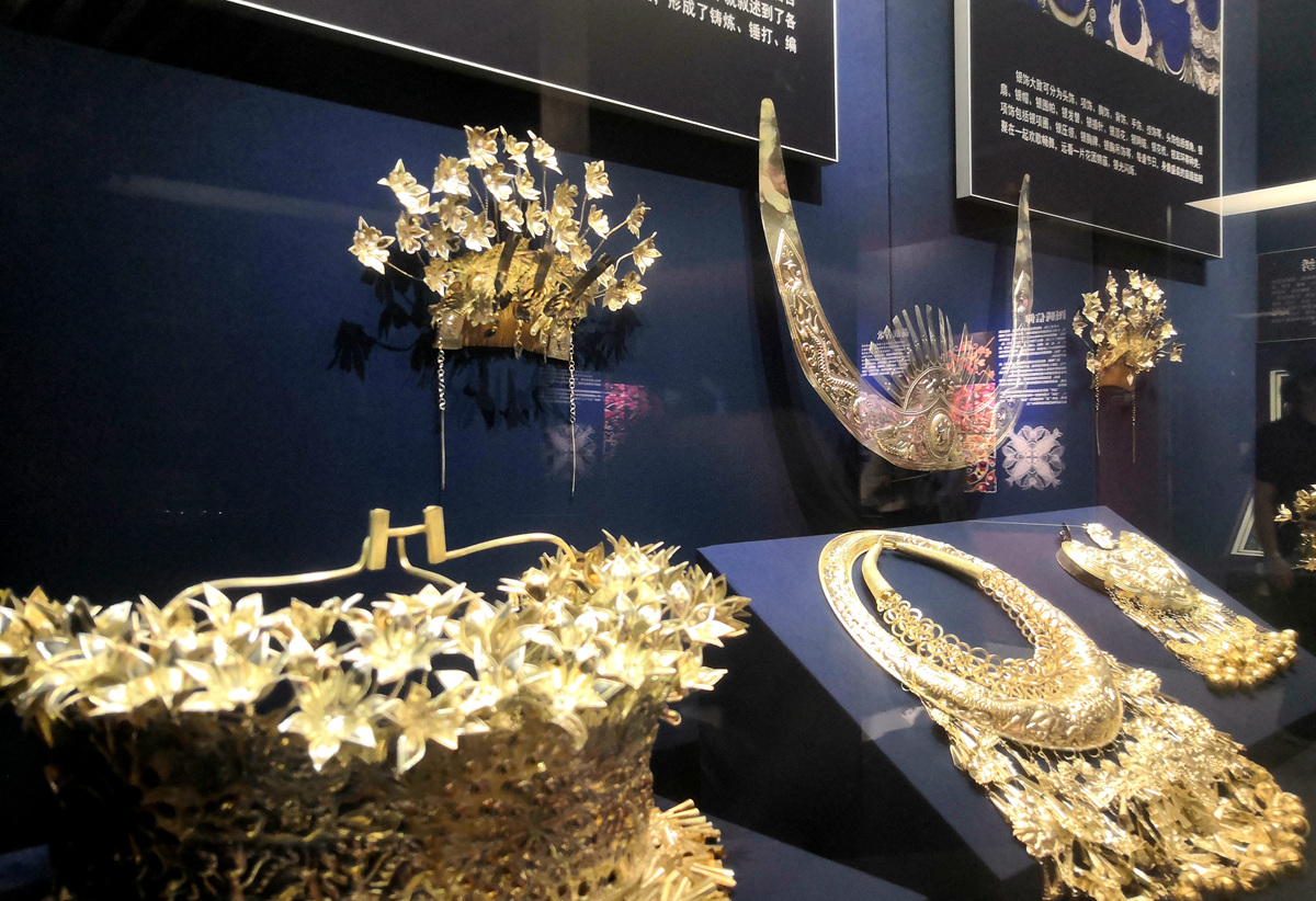 圖為民族風情園內展示的少數民族傳統銀飾。人民網記者 孫博洋攝