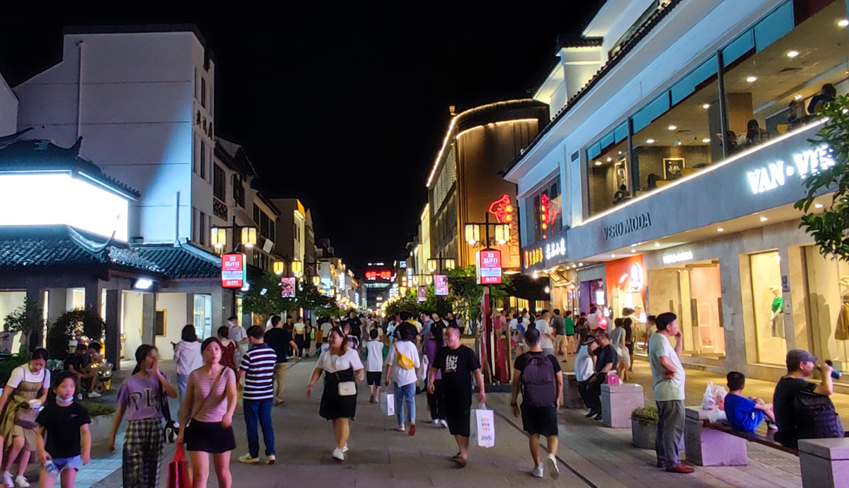图为苏州观前街上消夏购物的市民和游客。人民网记者 孙博洋摄