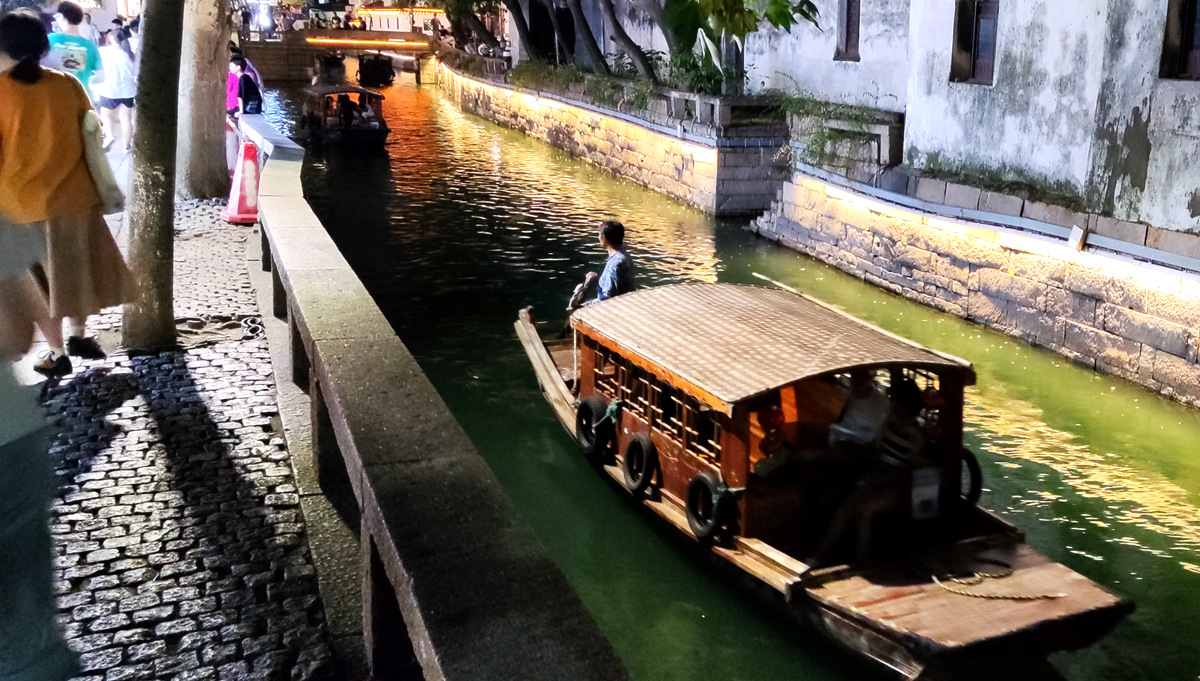平江路以“水陆并行，河街相邻”著称，在这里游客可以选择乘船游览老街景色。人民网记者 孙博洋摄