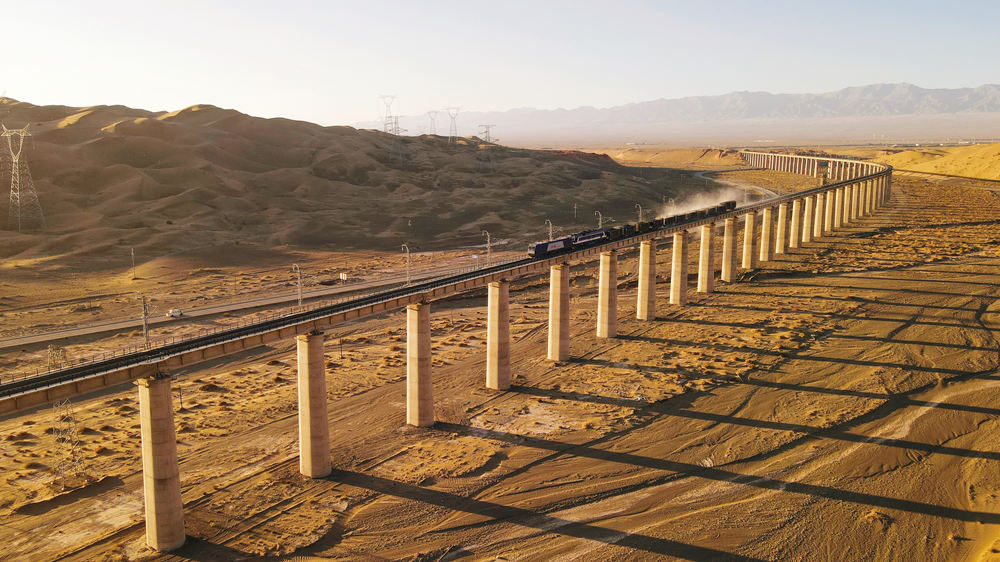 我國唯一一座穿越活動性沙漠的特長橋梁——沙山溝特大橋。中國鐵路蘭州局供圖