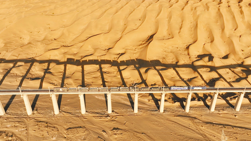 全長10.6公裡、最高處達30米，由320多個橋墩架設而成。中國鐵路蘭州局供圖