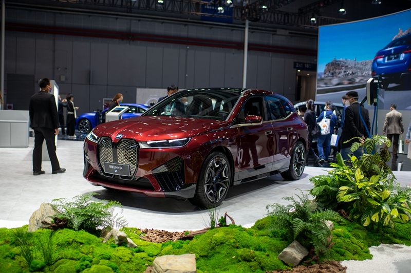11月6日，在進博會汽車展區的寶馬展臺，純電產品BMW iX非常惹眼。人民網記者 翁奇羽攝