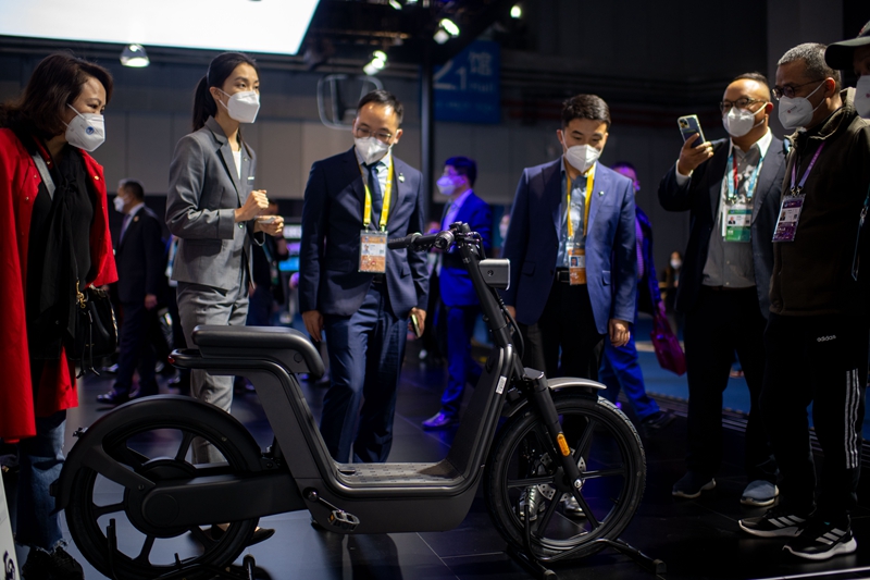 11月6日，在进博会汽车展区的本田展台，新款电动自行车吸引众多参观者驻足。人民网记者 翁奇羽摄