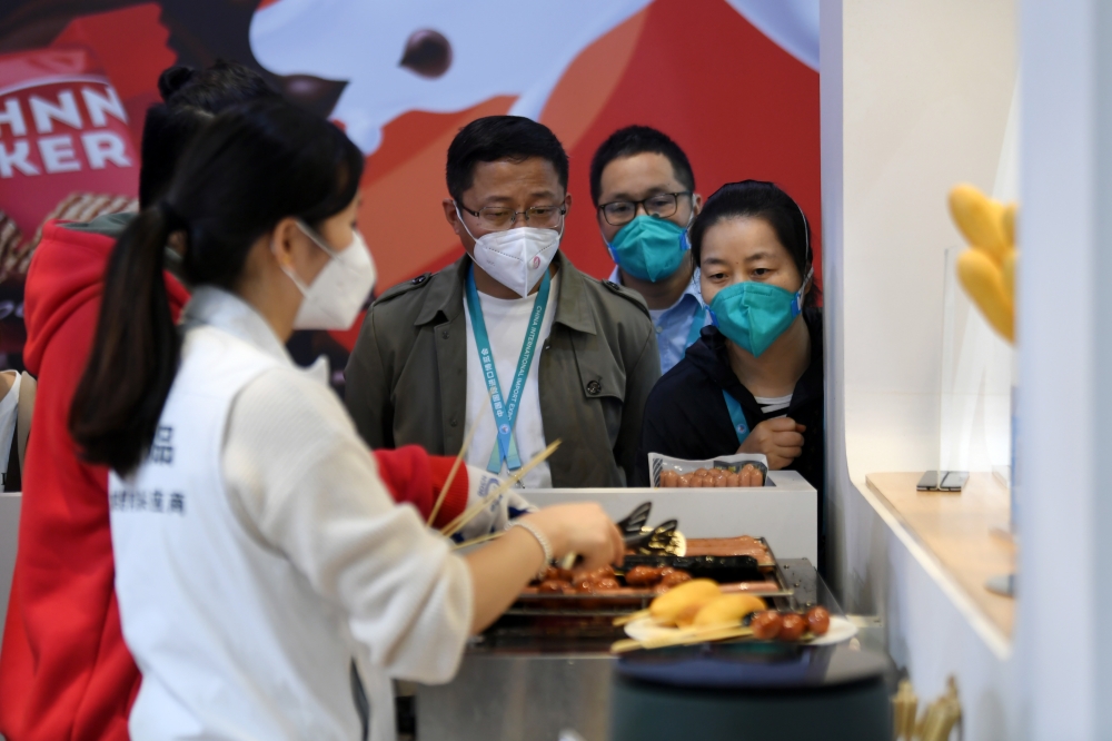 在第五屆進博會食品及農產品展區，參觀者對台灣風味的烤腸情有獨鐘。人民網記者 翁奇羽攝