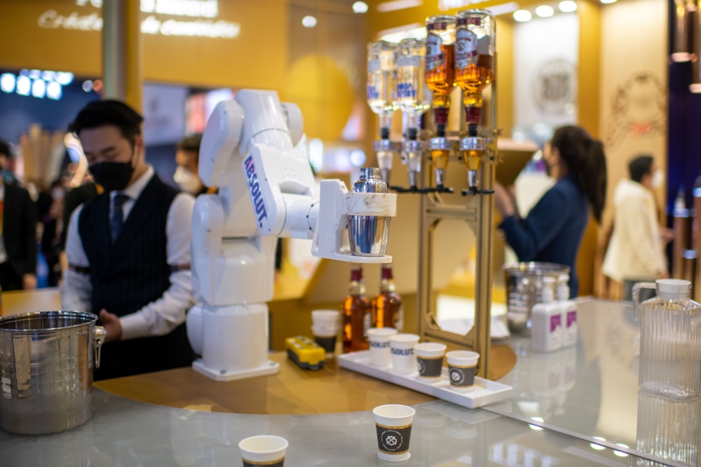 在第五屆進博會食品及農產品展區的保樂力加展台，機器人正在為參觀者現場調酒。人民網記者 翁奇羽攝