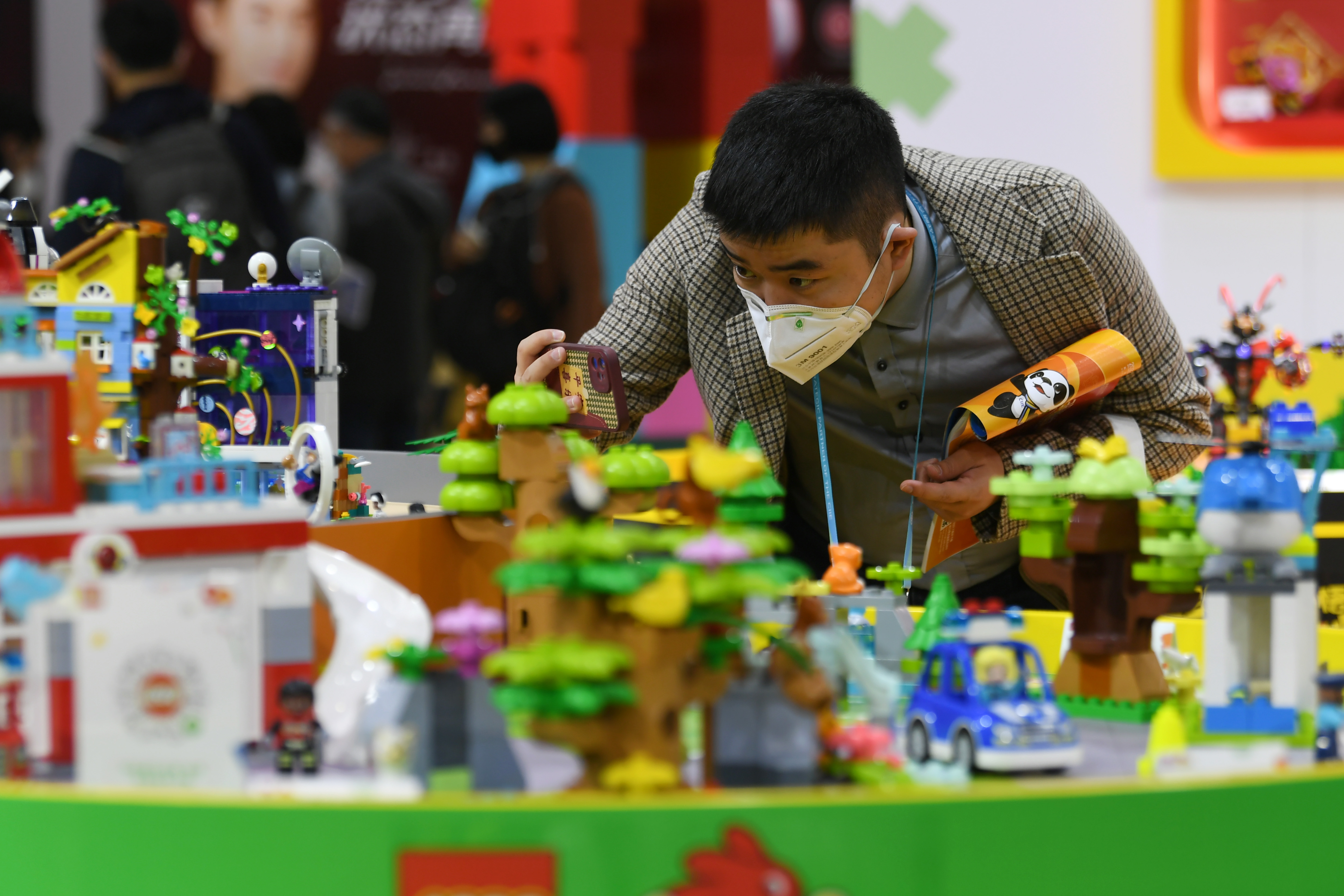 在第五屆進博會消費品展區，樂高玩具吸引參觀者駐足拍照留念。人民網記者 翁奇羽攝