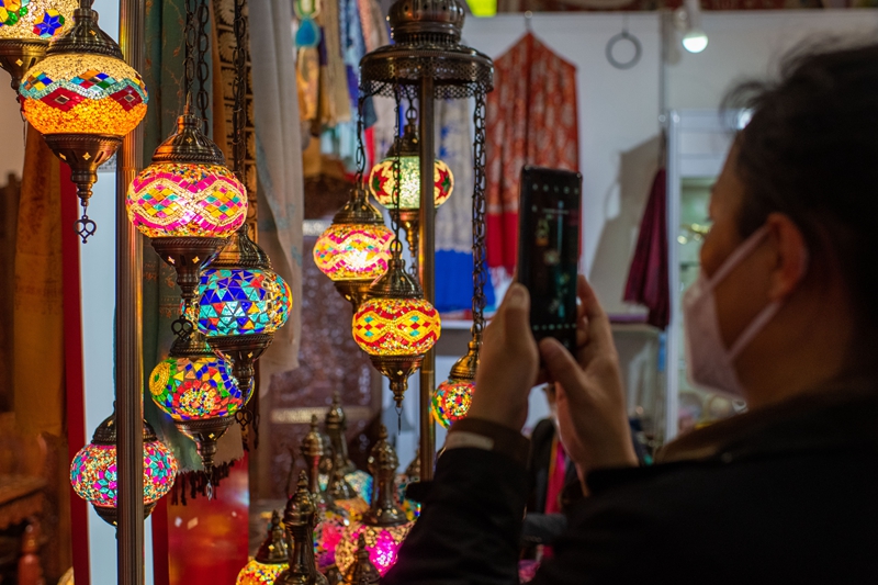 在第五屆進博會消費品展區，來自也門的工藝燈吸引參觀者駐足拍照。人民網記者 翁奇羽攝