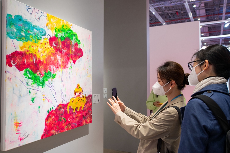 在第五屆進博會消費品展區，參觀者正在欣賞拍攝藝術作品。人民網記者 翁奇羽攝