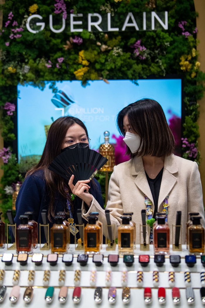 在第五屆進博會消費品展區，參觀者正在嬌蘭展台品鑒香氛。人民網記者 翁奇羽攝
