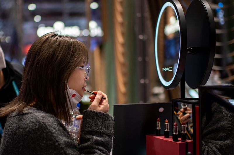 在第五屆進博會消費品展區，參觀者正在試用美妝產品。人民網記者 翁奇羽攝