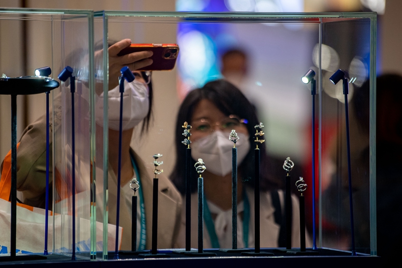 在第五屆進博會消費品展區的LVMH展台，冠冕戒指吸引參觀者駐足拍攝。人民網記者 翁奇羽攝