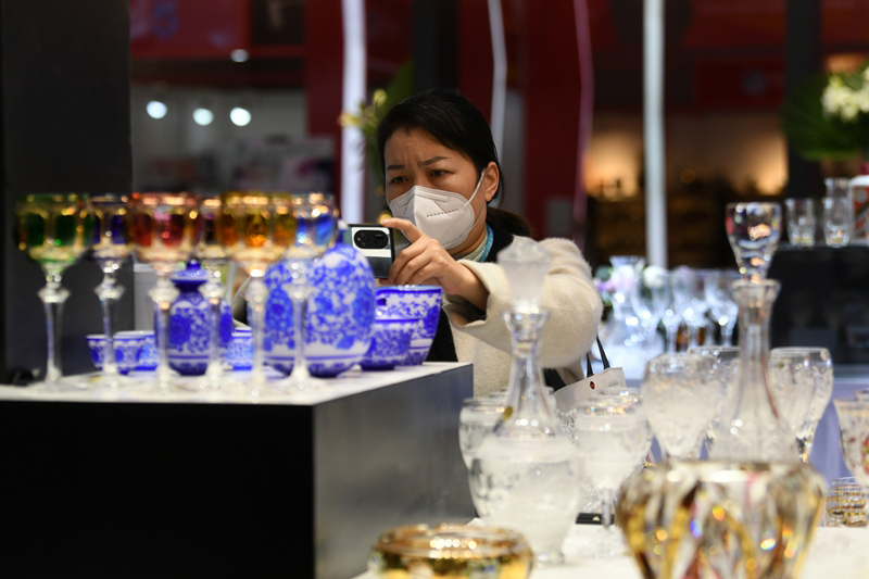在第五屆進博會消費品展區，捷克水晶杯吸引參觀者吸引參觀者駐足。人民網記者 翁奇羽攝