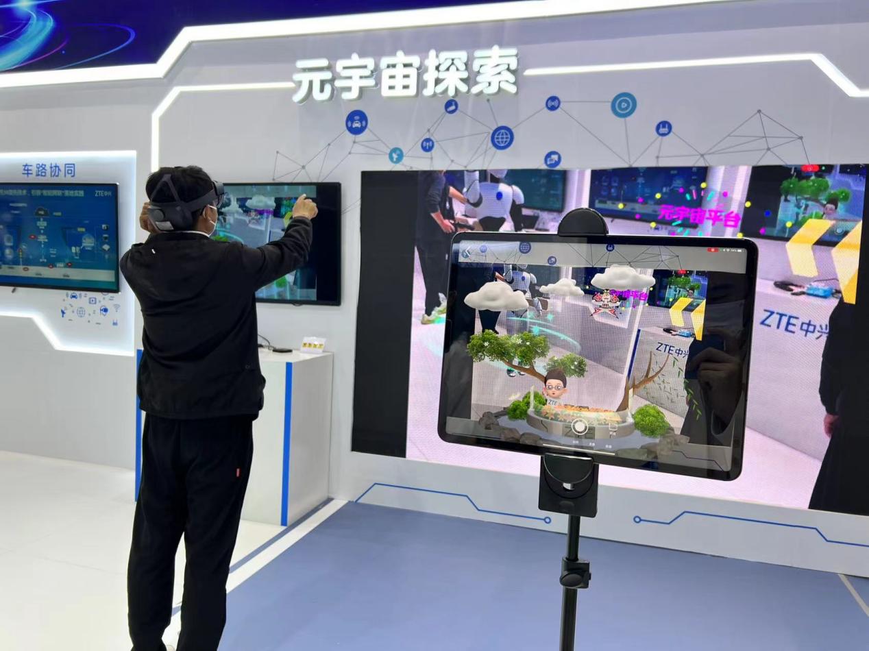 參觀者正在進行增強現實互動技術體驗。人民網記者 王仁宏攝