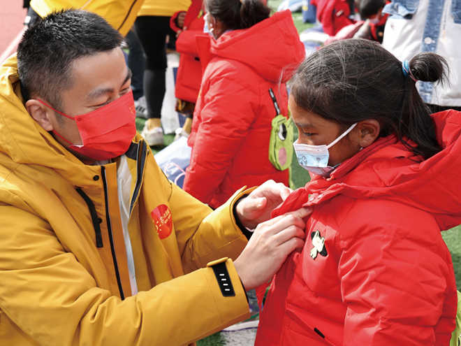 2022年10月，“多一克溫暖”公益行動為四川省甘孜藏族自治州理塘縣曲登鄉小學的師生送去冬衣。