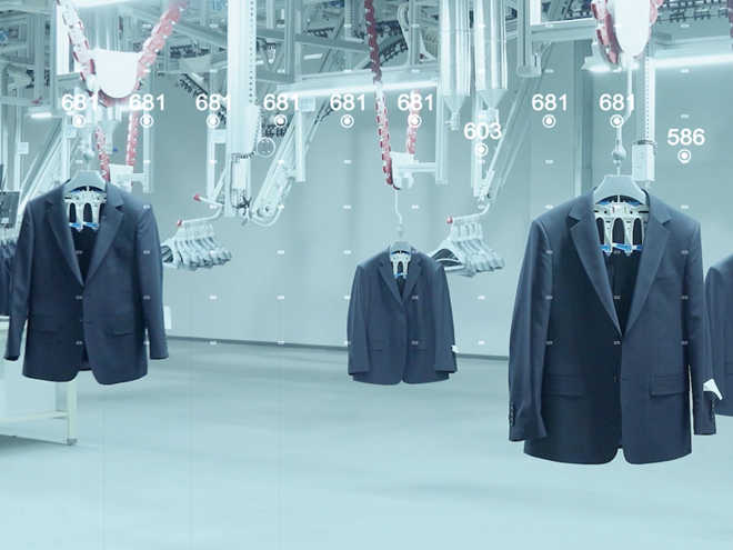 海瀾雲服智慧工廠生產的成衣檢驗出庫。