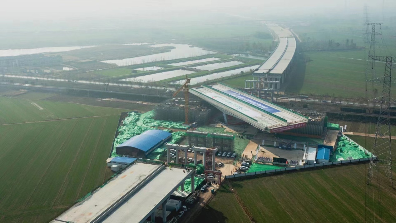 跨越京沪铁路国内最重单墩双幅宽体无合龙段转体桥完成转体