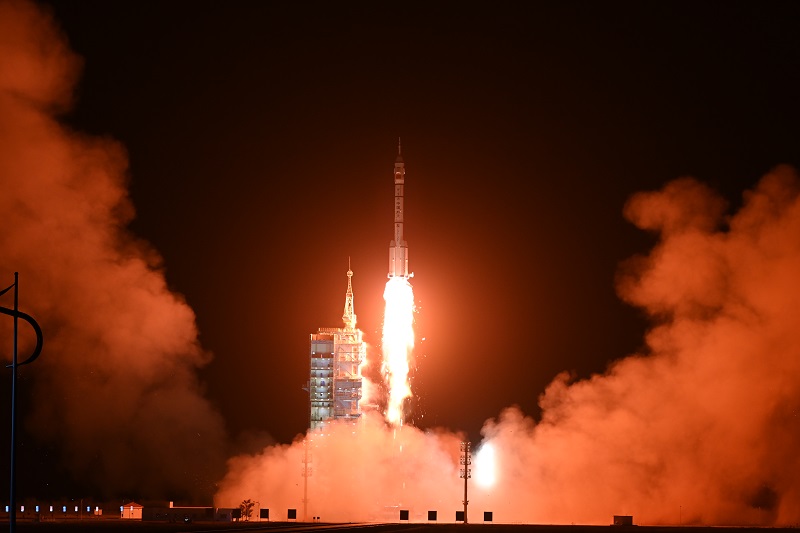 11月29日晚，長征二號F火箭點火發射，托舉神舟十五號飛船升空。中國酒泉衛星發射中心 汪江波攝