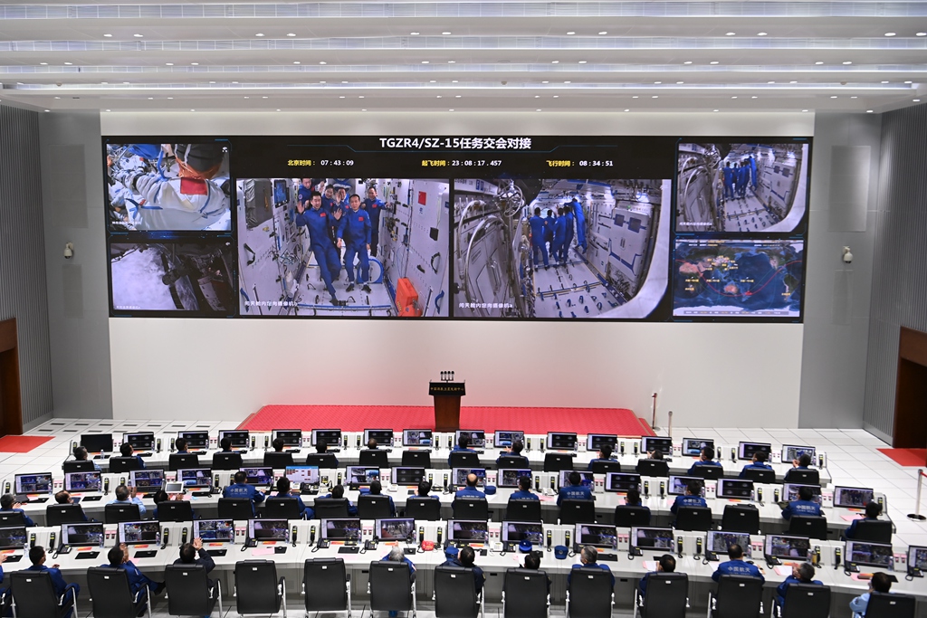 中国空间站两个航天员乘组首次实现“太空会师”。图为酒泉卫星发射中心指控大厅现场画面。中国酒泉卫星发射中心 汪江波摄