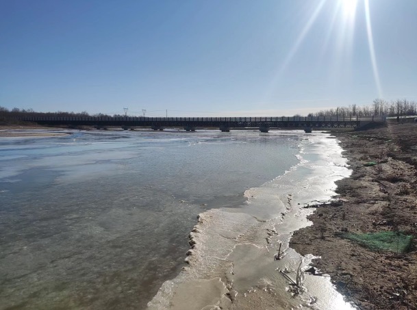 永定河全線通水與河道結冰實現銜接。水利部供圖