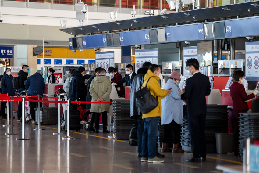办理登机业务的顾客逐渐增多。人民网记者 翁奇羽摄