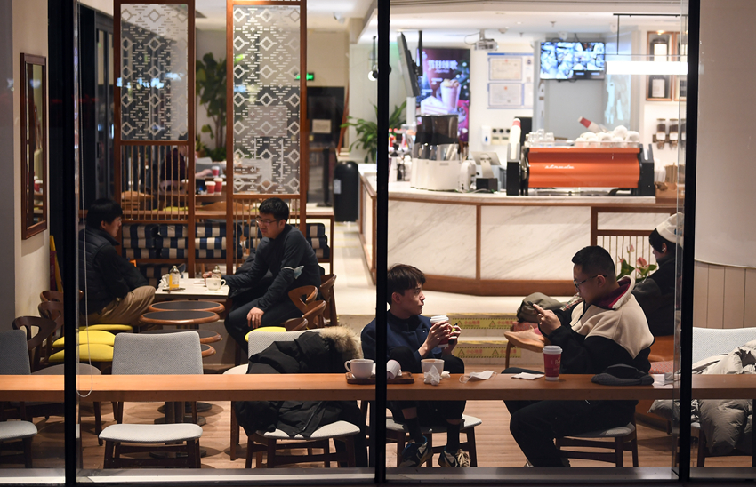 在北京，咖啡就是“烟火气”，图为22日午后，消费者在三里屯的一家咖啡厅。人民网记者 于凯摄