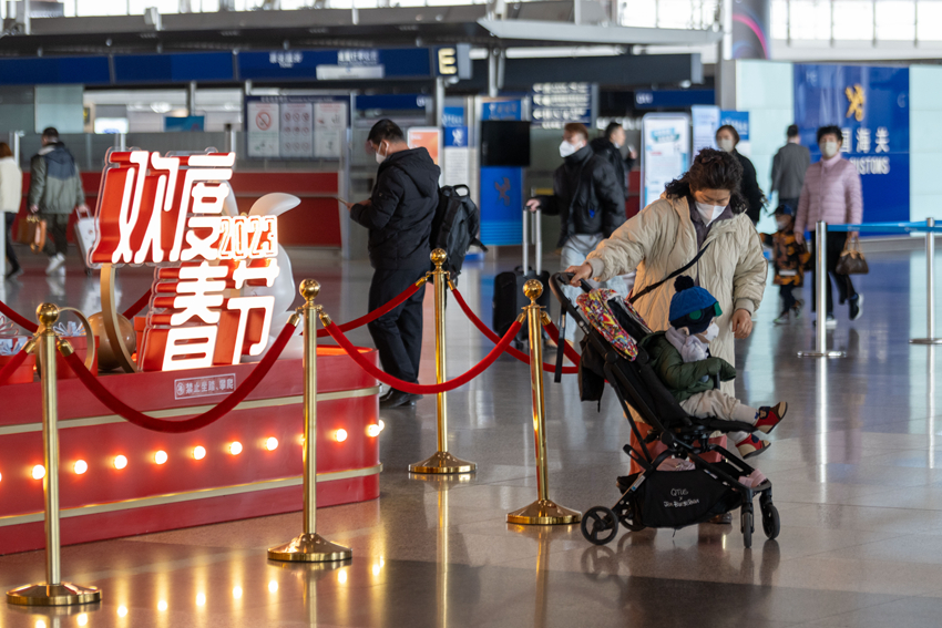 在首都机场T3航站楼，已经营造出欢度春节的节日氛围，图为旅客在拍照留念。人民网记者 翁奇羽摄