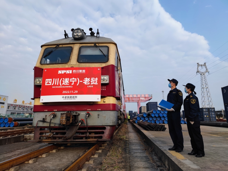 近日，成都海關下轄遂寧海關保障首列“四川（遂寧）—老撾”班列開行，該班列自遂寧始發，經磨憨口岸出境至老撾萬象，搭載20個集裝箱，貨重約1000噸，主要貨物為化工和工業原材料。經該班列，遂寧出口至東盟貨物運輸時間縮短至5天，運輸成本降低10%以上。遂寧海關供圖