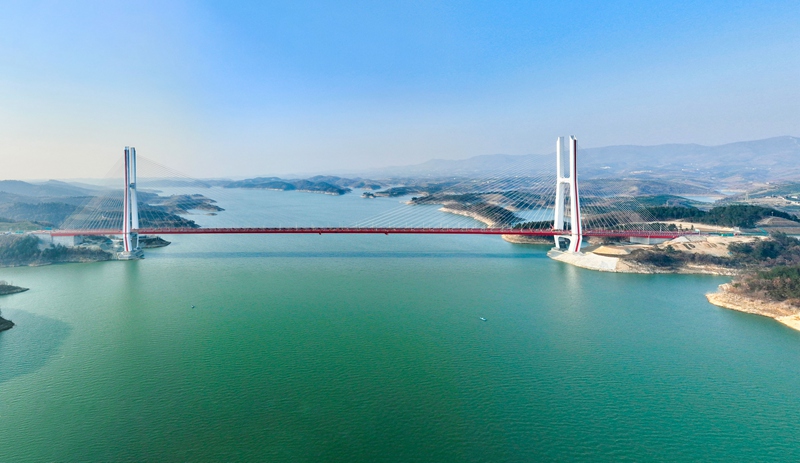 世界最大跨徑部分地錨式混合梁斜拉橋——十淅高速丹江口水庫特大橋建成通車。受訪者供圖