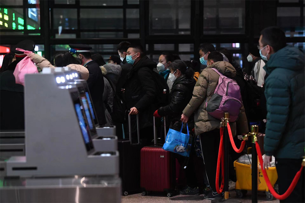 北京地區首趟春運列車的旅客正在排隊檢票進站。人民網記者 於凱攝