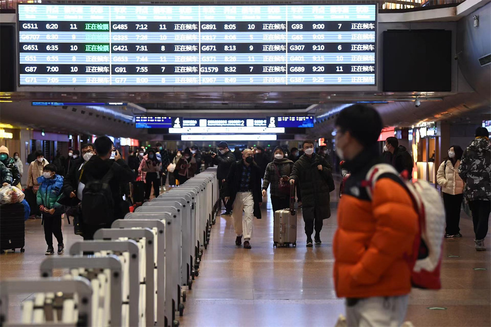 一大早，北京西站就迎來了大批旅客。人民網記者 於凱攝