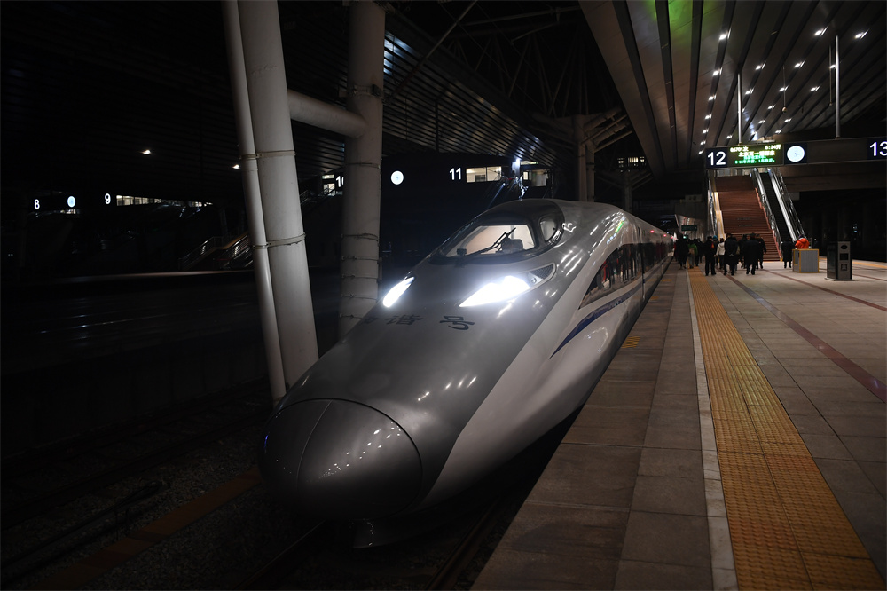 北京首趟首發G6701次列車等待發車。人民網記者 於凱攝