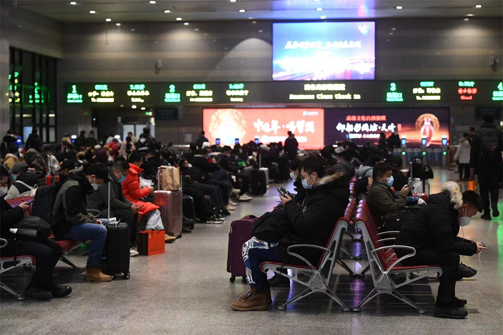 北京地區首趟春運列車的旅客在候車室內等候檢票。人民網記者 於凱攝