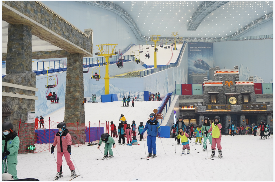 入冬以來，冰雪運動在四川受到人們的歡迎，多個滑雪、戲雪場地迎來客流高峰。游客在位於四川省成都的熱雪奇跡體驗冰雪運動。成都融創雪世界供圖