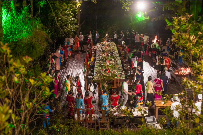 近日，在雲南普洱，太陽河樂園景區舉辦民族團結長桌宴，夜晚歌聲、笑聲不絕於耳，一群游客陶醉在歌舞的海洋裡。普洱太陽河國家公園供圖
