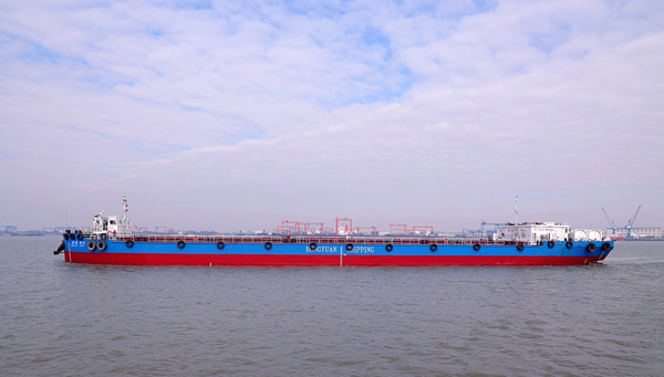LNG动力集装箱船采用“换罐模式”完成燃料补给后启航。高玲摄