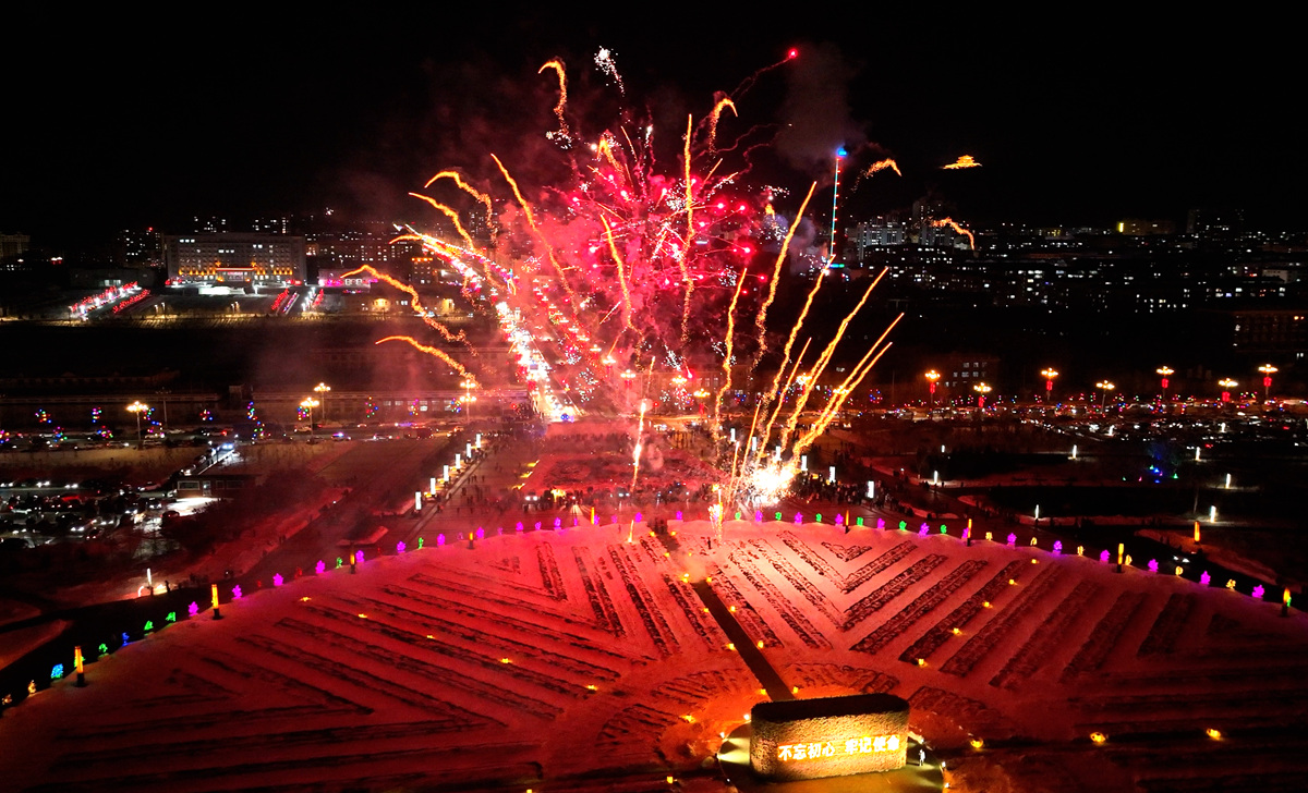 2月5日元宵節當晚，一場焰火秀在撫遠濱江公園上演。陳雷攝