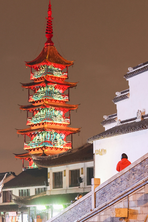 燈光秀以3d投影的方式，在秦峰塔塔身講述古鎮的發展故事。阮忠攝