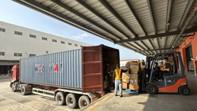 深圳跨境贸易物流监管中心工作人员在卸货