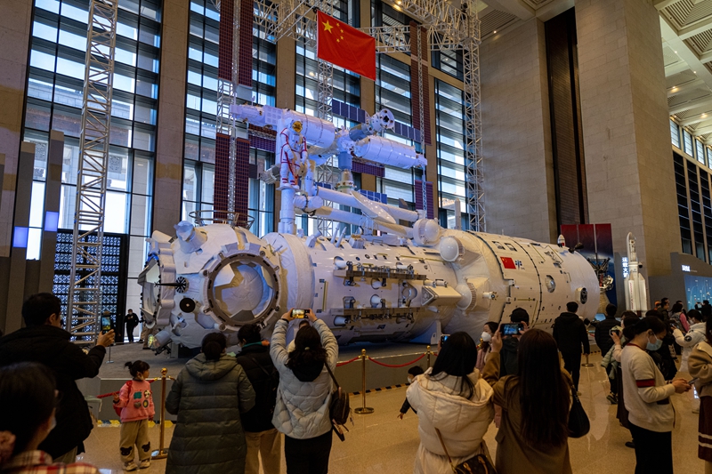 中國空間站天和核心艙1比1模型展出。人民網記者 翁奇羽攝