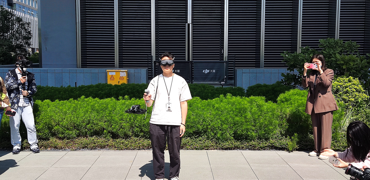 工作人員展示大疆的無人機+VR系統。人民網記者 孫博洋攝