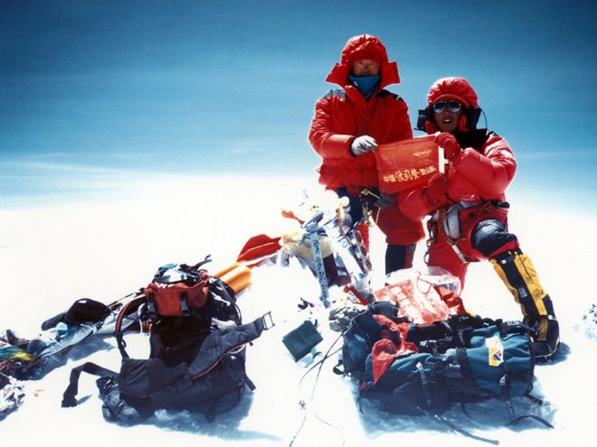 1998年5月24日，中國波司登登山隊隊員次洛（右）身穿金波司登羽絨服成功登頂珠穆朗瑪峰。