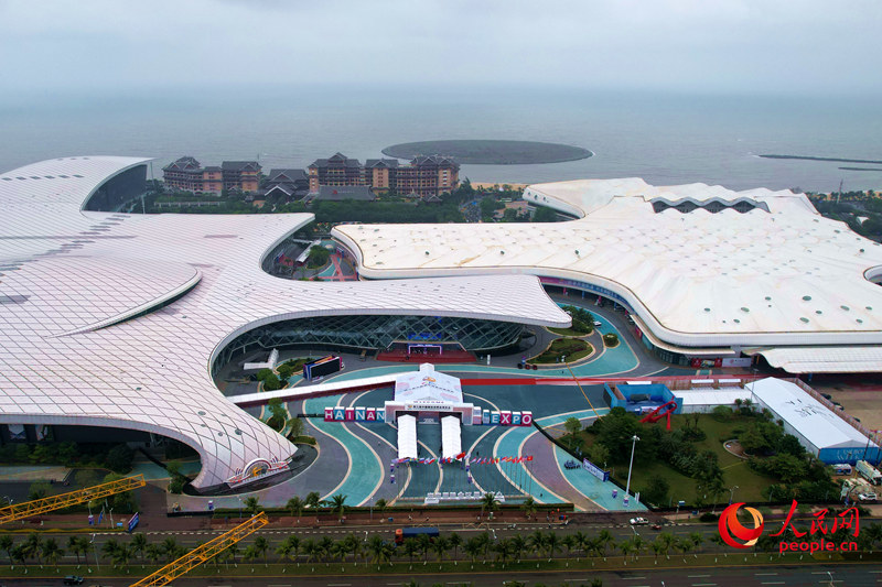第三屆中國國際消費品博覽會舉辦地——海南國際會展中心。人民網 孟凡盛攝