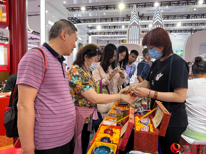 參觀者在消博會北京展區購買景泰藍商品。人民網記者 許維娜攝