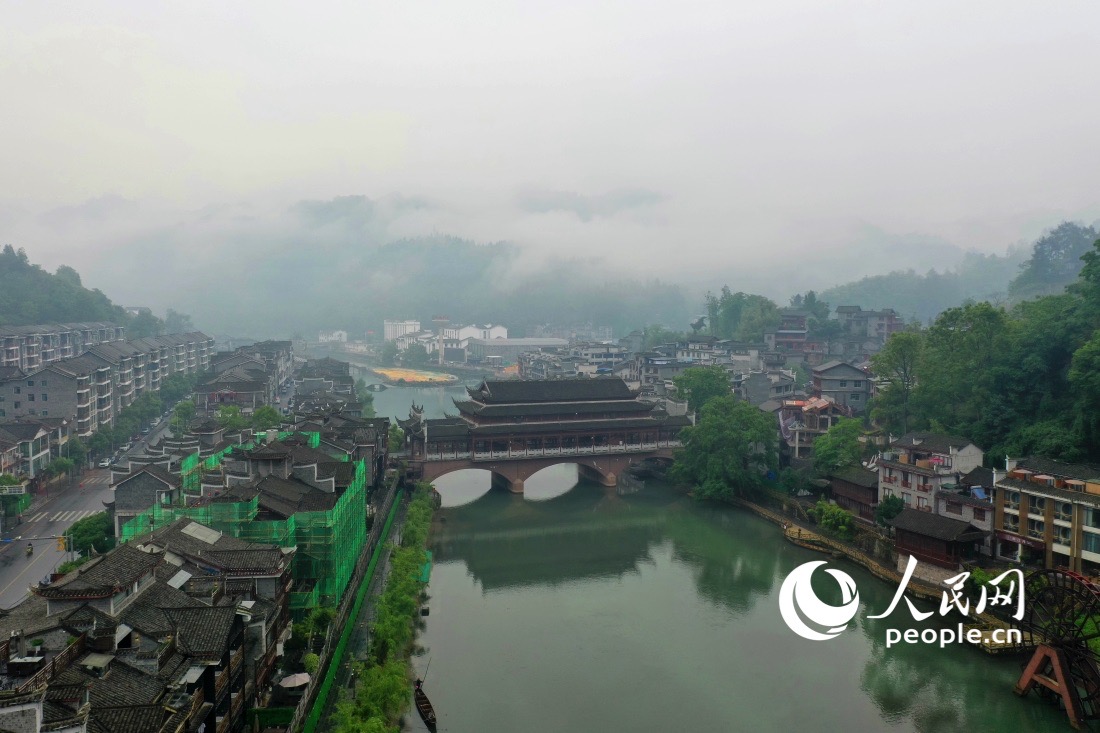 煙雨中的鳳凰古城。人民網記者 王天樂攝