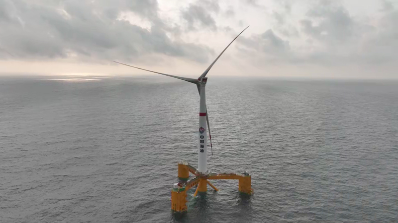 遠眺我國首座深遠海浮式風電平台“海油觀瀾號”。受訪者供圖