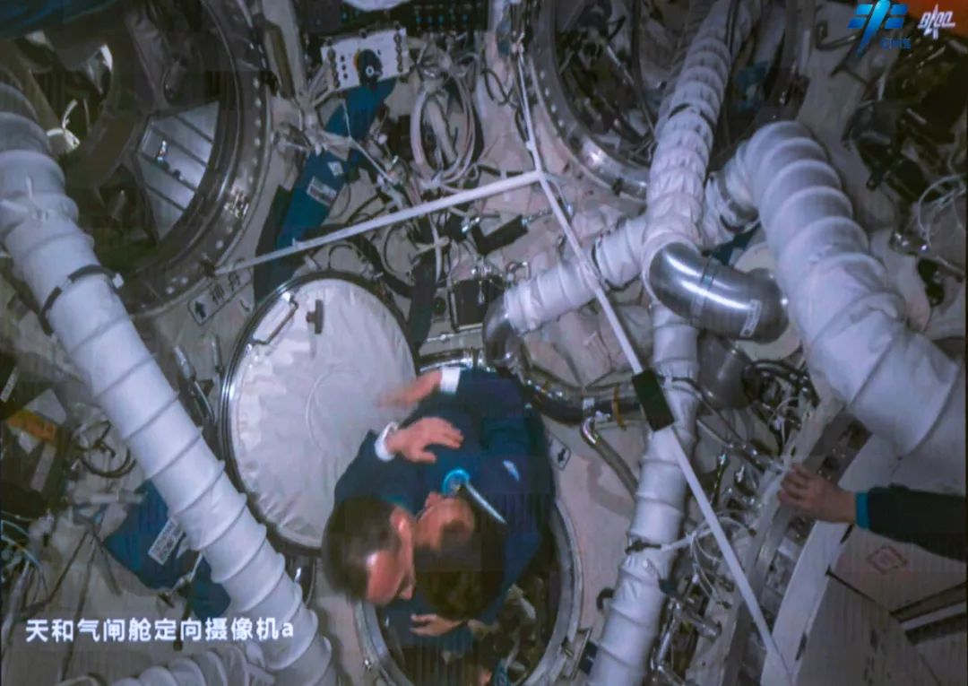 神舟十五号航天员欢迎远道而来的新乘组。中国载人航天工程办公室供图