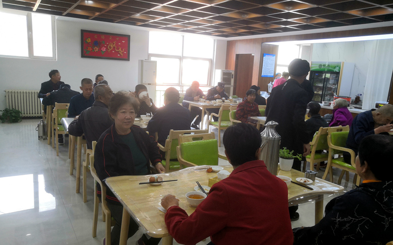 早晨七点左右，养老服务站的老年餐厅座无虚席。人民网记者 孙博洋摄